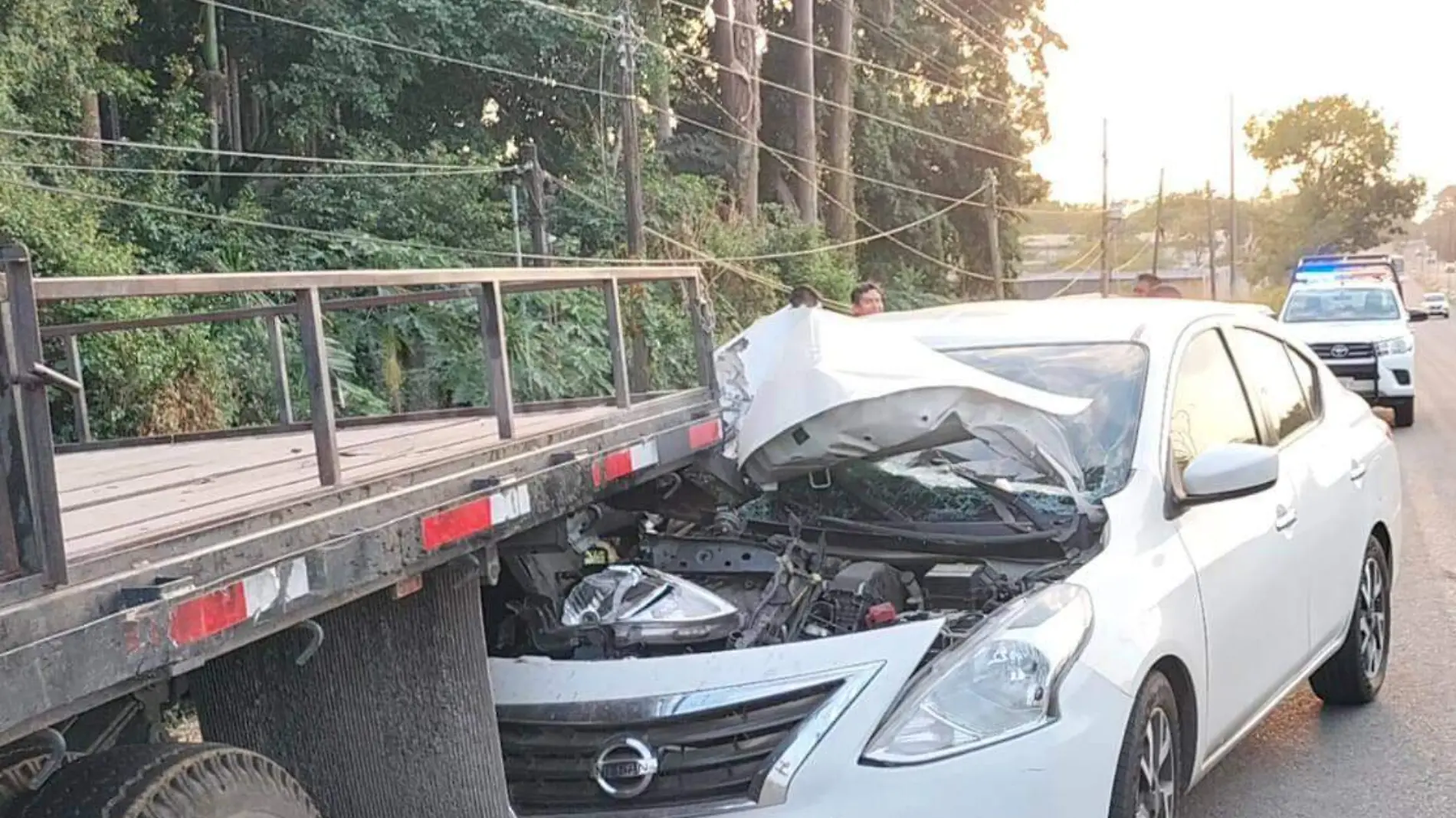 automovil choca contra camión